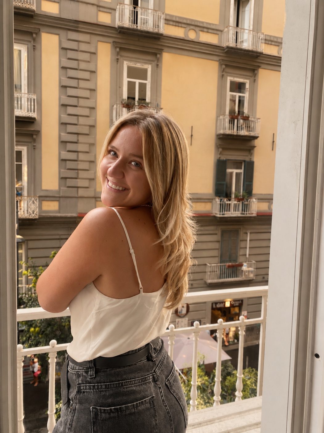 Caroline auf einem Balkon